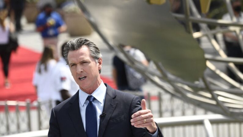 El gobernador de California, Gavin Newsom, habla en una conferencia de prensa para discutir la reapertura del estado en los Estudios Universal en Hollywood, California, el 15 de junio de 2021. (Patrick T. Fallon/AFP vía Getty Images)