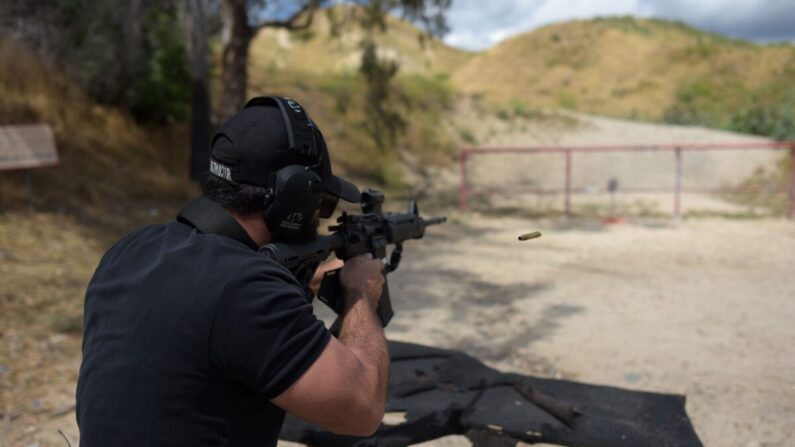 Un hombre dispara un rifle semiautomático estilo AR-15 durante una demostración en los Campos de Tiro de Ángeles en Pacoima, California, el 20 de mayo de 2019. (Augustin Paullier/AFP vía Getty Images)