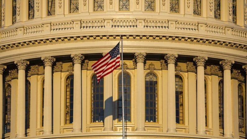 El sol naciente ilumina el edificio del Capitolio de los Estados Unidos en Washington el 19 de septiembre de 2019. (Samuel Corum/Getty Images)