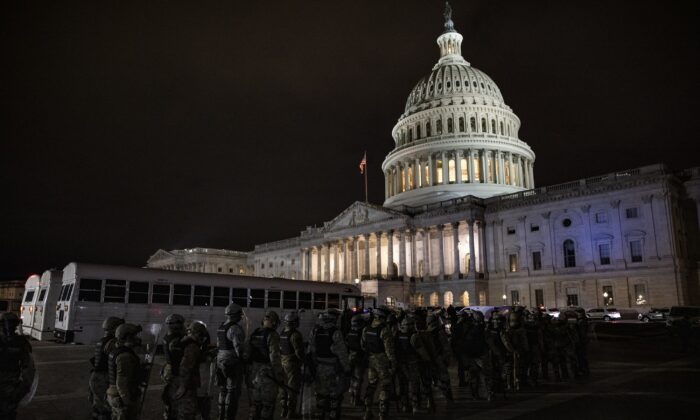 El Capitolio de Estados Unidos con agentes de la ley a sus alrededores, en Washington, D.C., el 6 de enero de 2021. (Samuel Corum/Getty Images)
