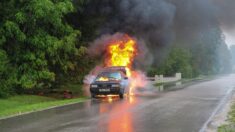Mesera ve a una mujer atrapada en un auto en llamas, corre a sacarla y le salva la vida