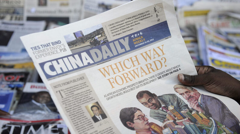 Una persona lee un ejemplar de la edición africana del diario chino frente a un quiosco de prensa en la capital keniana el 14 de diciembre de 2012. (Tony Karumba/AFP vía Getty Images)
