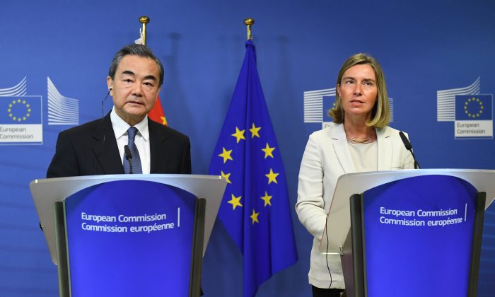 El ministro de Asuntos Exteriores de China, Wang Yi (Izq.), y la jefa de política exterior de la UE, Federica Mogherini, se dirigen a una conferencia de prensa conjunta en la Comisión Europea en Bruselas el 1 de junio de 2018. (EMMANUEL DUNAND/AFP/Getty Images)