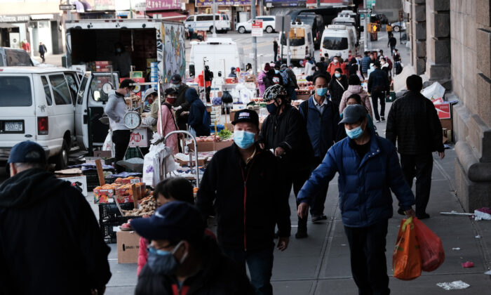 Unas personas caminan por las calles del Chinatown de Nueva York el 23 de marzo de 2021. (Spencer Platt/Getty Images)