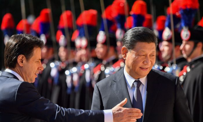 El primer ministro italiano Giuseppe Conte y el líder chino Xi Jinping durante una ceremonia de bienvenida en Villa Madama, en Roma, el 23 de marzo de 2019. (Alberto Pizzoli/AFP/Getty Images)