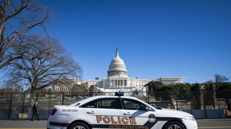Un coche de la policía del Capitolio de EE. UU. pasa patrullando frente a una valla de seguridad cerca del frente oeste del Capitolio de los EE. UU. en Washington, el 9 de enero de 2021. (Al Drago/Getty Images)