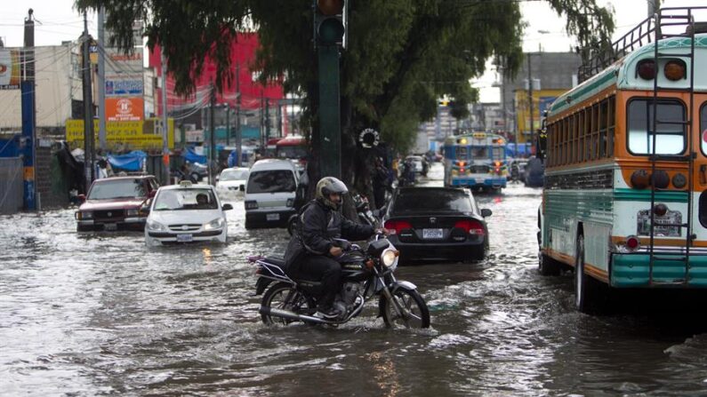 Vista de una calle principal inundada por las intensas lluvias en la capital guatemalteca. EFE/Saul Martínez/Archivo