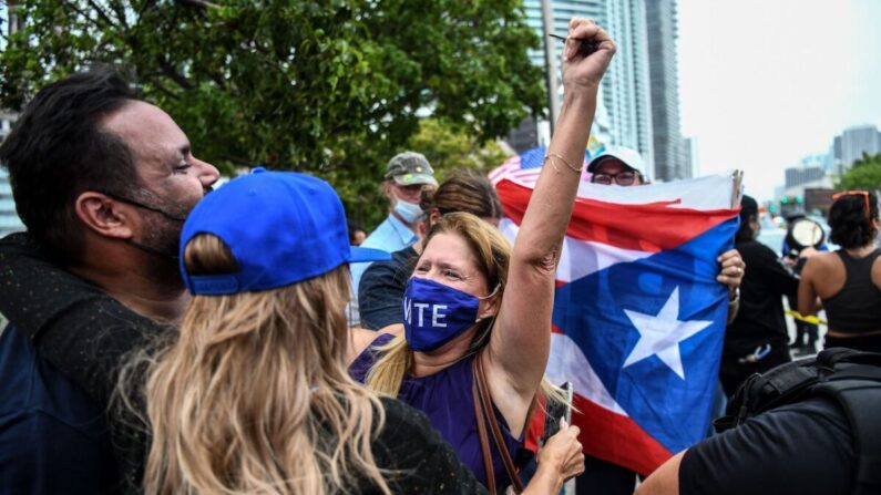 Simpatizantes del partido demócrata celebran en Miami, Florida, el 7 de noviembre de 2020. (Chandan Khanna/AFP vía Getty Images)
