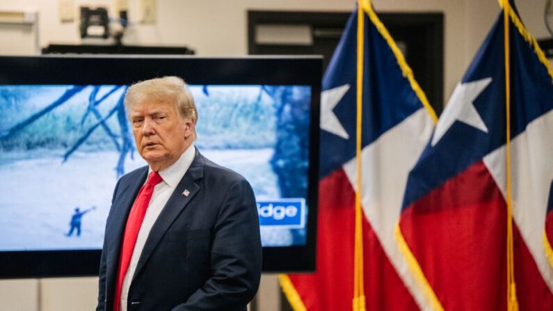 El expresidente Donald Trump llega a una reunión informativa sobre seguridad fronteriza, en Weslaco, Texas, el 30 de junio de 2021. (Brandon Bell/Getty Images)