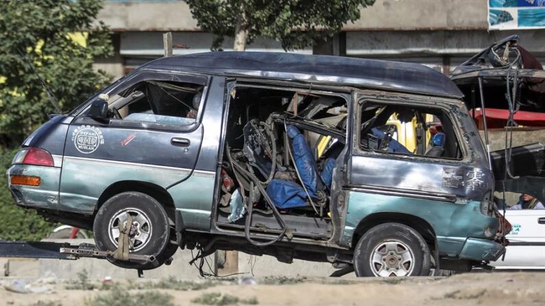La primera explosión se produjo hacia las 14.50, hora local (9.50 GMT), al detonar una bomba adherida a un microbús cargado con pasajeros en el distrito policial 13, en el oeste de Kabul. EFE/EPA/HEDAYATULLAH AMID