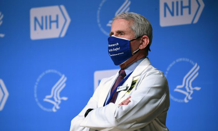 El Dr. Anthony Fauci, principal asesor médico de la Casa Blanca en materia de COVID-19, en los Institutos Nacionales de Salud (NIH) en Bethesda (Maryland) el 11 de febrero de 2021. (Saul Loeb/AFP vía Getty Images)