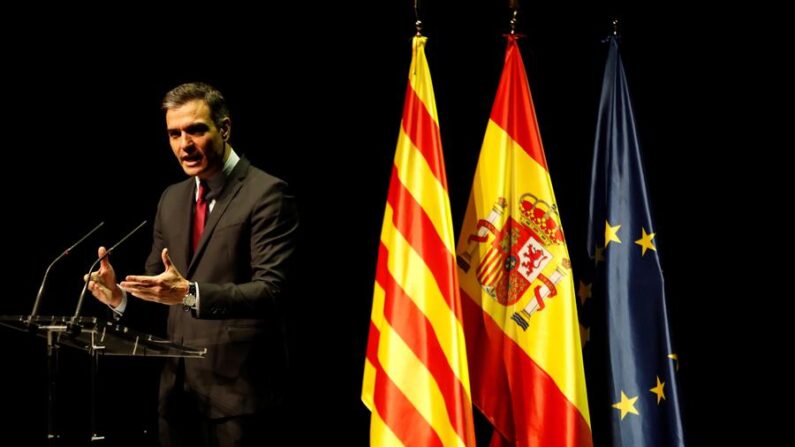El presidente del Gobierno español, Pedro Sánchez, pronuncia en el Teatre del Liceu de Barcelona la conferencia "Reencuentro: un proyecto de futuro para toda España". EFE/Toni Albir