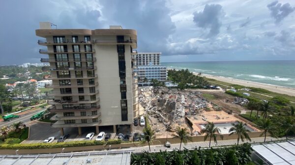 Los restos de un edificio parcialmente derrumbado en Surfside, al norte de Miami Beach (Florida), el 25 de junio de 2021. (Gianrigo Marletta/AFP vía Getty Images)