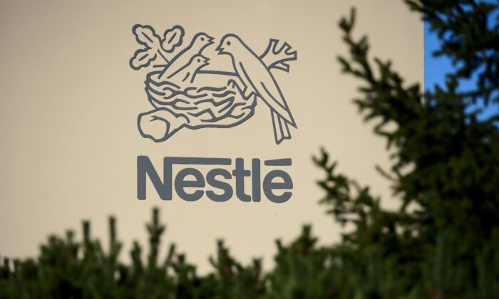 Un logotipo del grupo líder mundial de la industria alimentaria Nestlé se ve el 9 de octubre de 2014 en el Centro de Investigación del grupo en Vers-chez-les-Blanc, sobre Lausana. (Fabrice Coffrini/AFP vía Getty Images)
