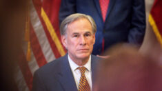 El gobernador de Texas dice no a otro cierre y lo califica de “camino equivocado”