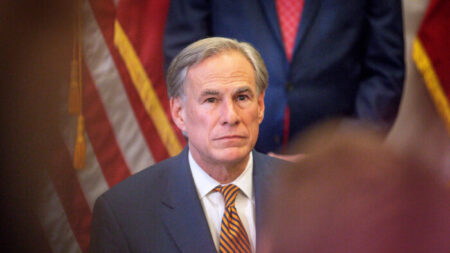 El gobernador de Texas dice no a otro cierre y lo califica de «camino equivocado»