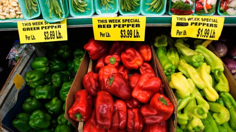 Los precios de los productos se muestran en una tienda de comestibles en el Lower East Side de Manhattan en la ciudad de Nueva York el 16 de julio de 2008. (Chris Hondros/Getty Images)