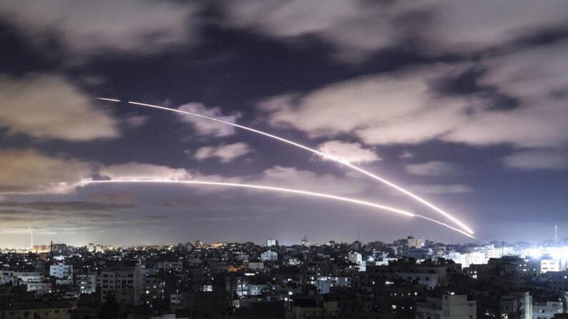 Cohetes lanzados hacia Israel desde la ciudad de Gaza, controlada por los terroristas de Hamás, el 18 de mayo de 2021. (Mahmud Hams/AFP vía Getty Images)