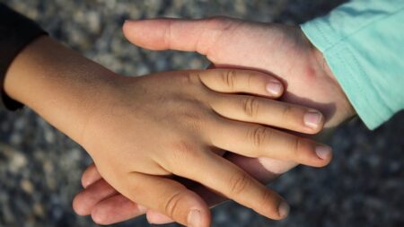 Sacerdote arriesga su vida para salvar a un niño vendido a traficantes de órganos por su propia familia