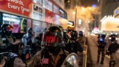 Condenan en Hong Kong a abogado de EE.UU. que intervino en refriega de policía fuera de servicio