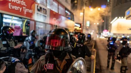 Condenan en Hong Kong a abogado de EE.UU. que intervino en refriega de policía fuera de servicio