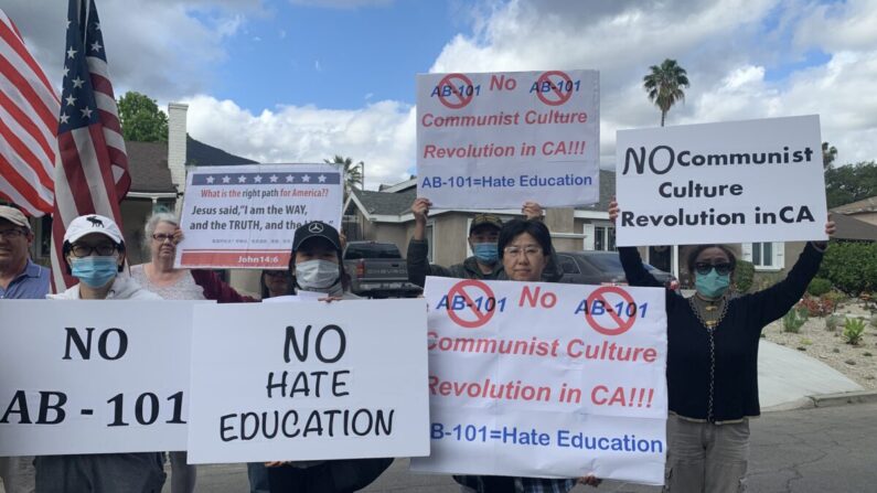 Los padres protestan contra la Ley de la Asamblea 101 en California el 26 de abril de 2021. (Linda Jiang/The Epoch Times)