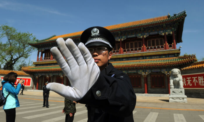 En esta foto de archivo, un policía impide que se tomen fotos en las afueras de Zhongnanhai, la sede central del régimen comunista en Beijing. (Mark Ralston/AFP/Getty Images)
