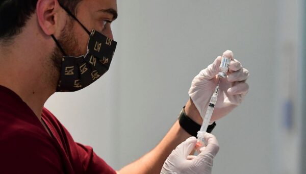 Un estudiante de farmacia prepara una vacuna Johnson & Johnson COVID-19 en Los Ángeles, California, el 7 de mayo de 2021. (Frederic J. Brown/AFP vía Getty Images)