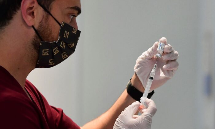 Un estudiante de farmacia prepara una vacuna Johnson & Johnson COVID-19 en Los Ángeles, California, el 7 de mayo de 2021. (Frederic J. Brown/AFP a través de Getty Images)