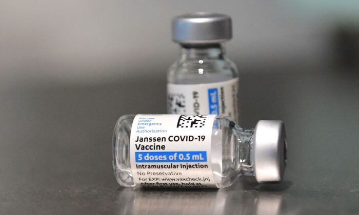 Vacunas COVID-19 de Johnson & Johnson en una foto de archivo. (Frederic J. Brown/AFP vía Getty Images)