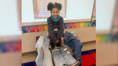 Estudiante de 7 años escribe a Old Navy para que fabrique jeans para niñas con «bolsillos de verdad»