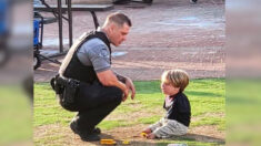 Policía enseña a un niño de 6 años que nació sin brazos y quiere ser detective