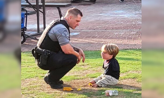 El oficial Rolf Seiferheld del Departamento de Policía de Duluth hablando con Harrison Humphries, de 6 años, durante el evento Food Truck Friday en el centro de Duluth el 21 de mayo. (Cortesía del Departamento de Policía de Duluth)