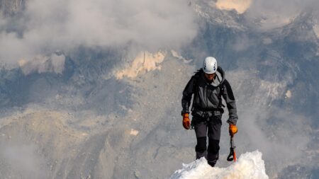 Temerario joven atraviesa un acantilado caminando sobre una cuerda floja y logra récord mundial