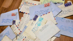 Mujer encuentra 38 cartas de amor de la guerra que adquirió en una subasta y las devuelve a la familia