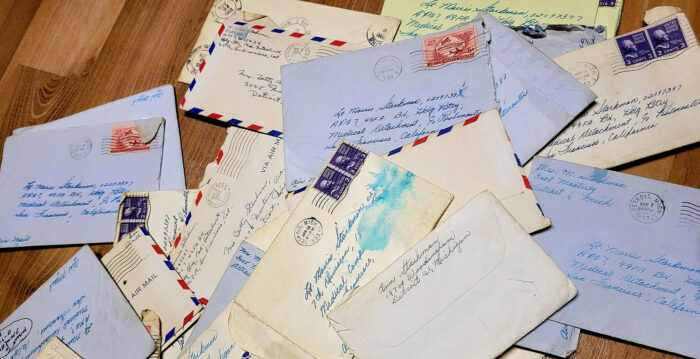 Mujer encuentra 38 cartas de amor de la guerra que adquirió en una