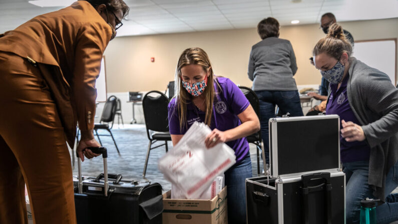 La secretaria del condado de Ingham, Barb Byrum, maneja las tabulaciones de las boletas electorales en Mason, Michigan, el 4 de noviembre de 2020. (John Moore/Getty Images)