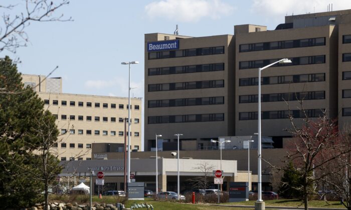 Se observa un hospital en Royal Oak, Michigan, 8 de abril de 2020. (Elaine Cromie/Getty Images)