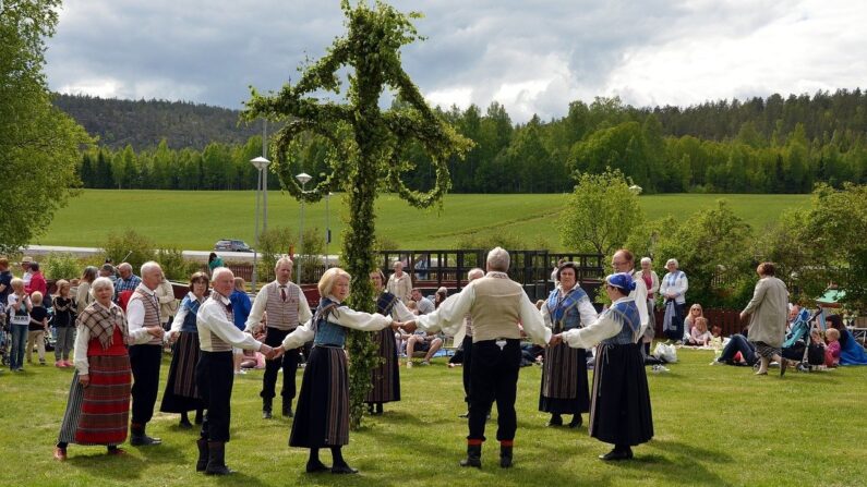 Celebrando e la mitad del verano en Evertsberg, Suecia. (Corina Selberg / Pixabay)