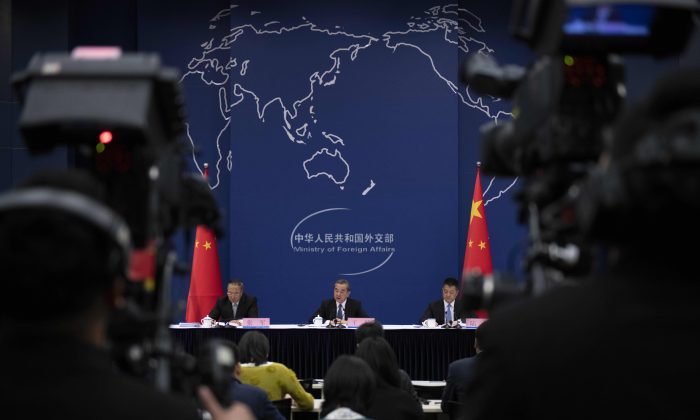 El ministro de Asuntos Exteriores de China habla durante una rueda de prensa informativa en el Ministerio de Asuntos Exteriores en Beijing el 19 de abril de 2019. (Nicolas Asfouri/AFP/Getty Images)