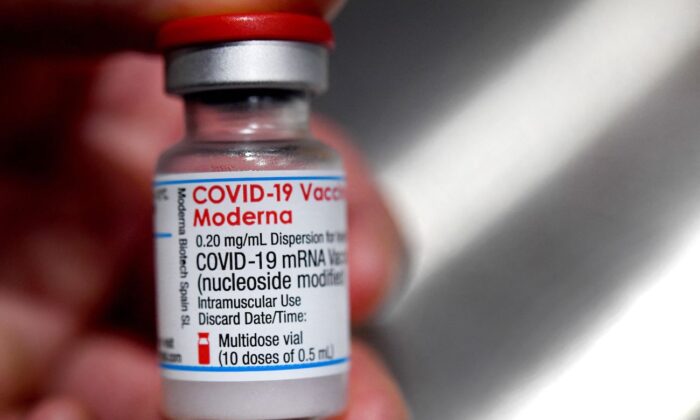 Una persona sostiene un vial de la vacuna de Moderna contra la COVID-19 el 29 de junio de 2021. (Fred Tanneau/AFP vía Getty Images)