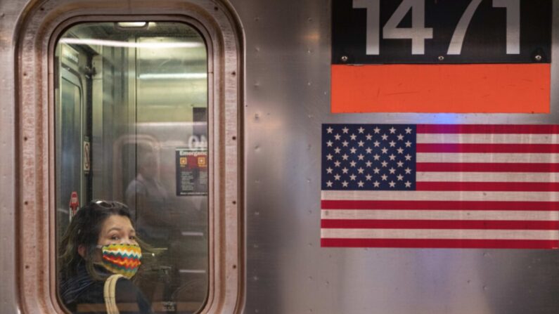 Una persona con mascarilla viaja en el metro durante la hora pico en el primer día de la fase uno de la reapertura tras el cierre por el virus del PCCh en la ciudad de Nueva York el 8 de junio de 2020. (David Dee Delgado/Getty Images)
