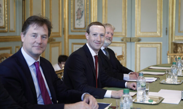 El director general y cofundador de Facebook, Mark Zuckerberg, posa junto al jefe de comunicaciones de política global de Facebook y ex vice primer ministro del Reino Unido, Nick Clegg (iz), antes de una reunión con el presidente francés en el Palacio del Elíseo en París el 10 de mayo de 2019. (YOAN VALAT/AFP vía Getty Images)