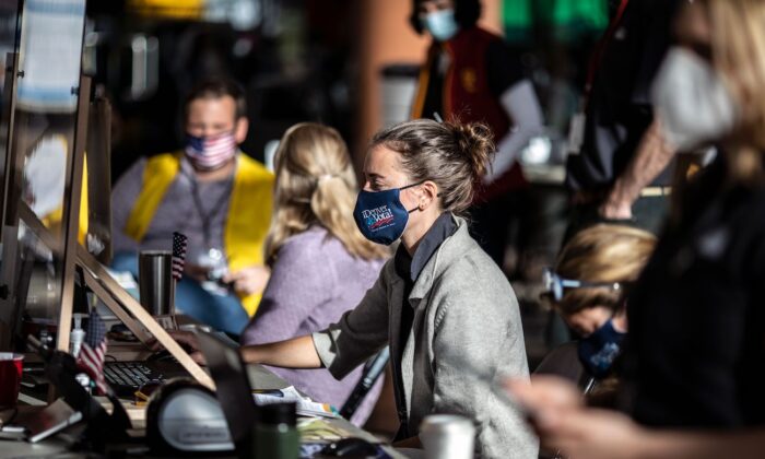 Trabajadores electorales registran a los votantes en un centro de votación el día de las elecciones en Denver, Colorado, el 3 de noviembre de 2020. (Chet Strange/AFP vía Getty Images)