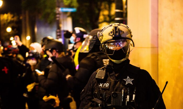 La policía de Portland en Portland, Oregón, el 4 de noviembre de 2020, durante una manifestación convocada por el movimiento "Black Lives Matter", un día después de las elecciones presidenciales de Estados Unidos. (Kathryn Elsesser/AFP vía Getty Images)