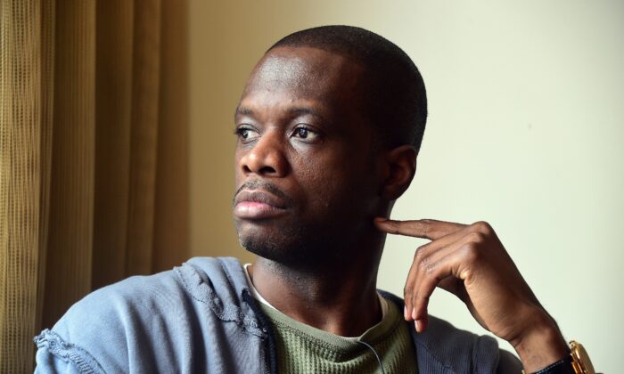 El rapero ganador de un Grammy y fundador del grupo de hip-hop Fugees, Pras Michel, posa tras una entrevista con AFP en Los Ángeles, California, el 11 de junio de 2015. (Frederic J. Brown/AFP vía Getty Images)