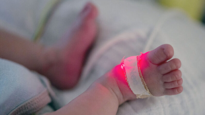Un recién nacido prematuro yace en una cuna en una foto de archivo. (Fred Dufour/AFP vía Getty Images)