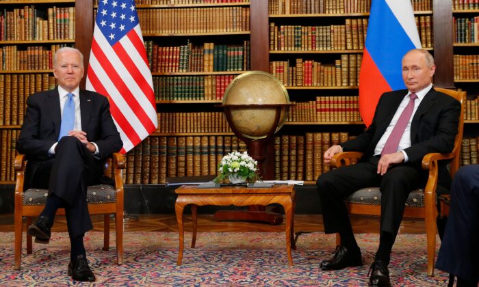 El presidente estadounidense Joe Biden (iz) se reúne con el presidente ruso Vladimir Putin (de) en la Villa la Grange, en Ginebra, Suiza, el 16 de junio de 2021. (Denis Balibouse/Pool/AFP vía Getty Images)