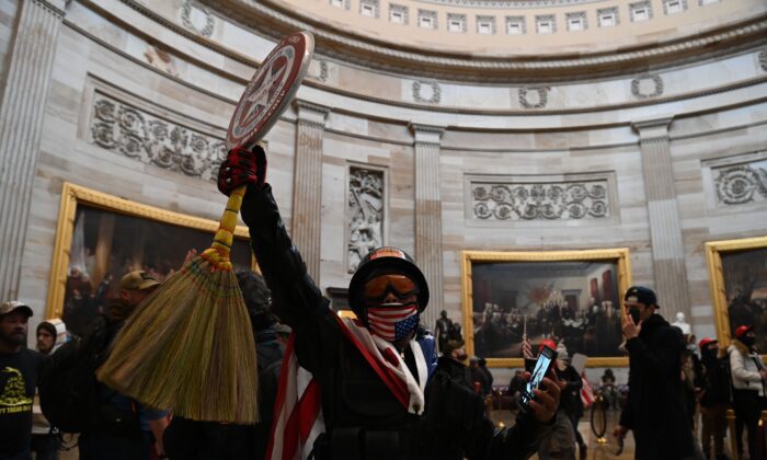 Un grupo de manifestantes entra en la rotonda del Capitolio de Estados Unidos en Washington el 6 de enero de 2021. (Saul Loeb/AFP vía Getty Images)