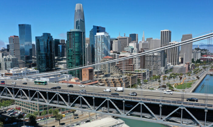 El puente San Francisco-Oakland Bay en San Francisco, California, el 14 de junio de 2021. (Justin Sullivan/Getty Images)